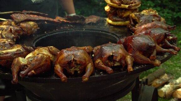 烤给烤鸡街头美食节上的烤鸡烤架上烤鸡和熏鸡