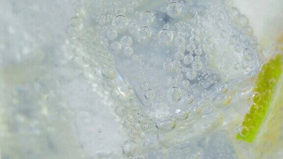 靠近苏打水泡沫冰块和酸橙