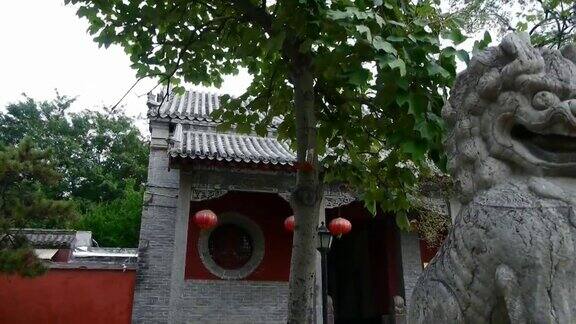 寺庙门口的石狮、历史纪念物、晃动的树影
