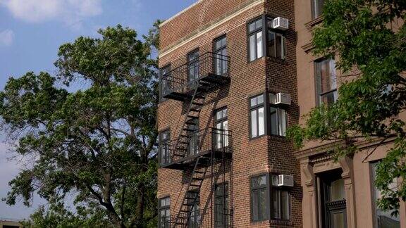 典型的布鲁克林公寓大楼的日间拍摄