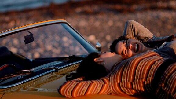 女人躺在老式敞篷车上寻欢作乐