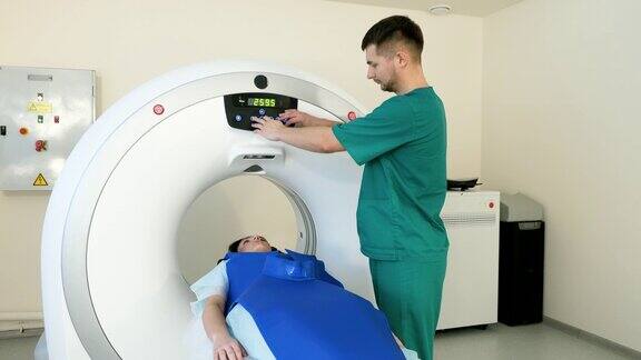 专业放射学家控制CT或MRI或PET扫描与女性病人正在进行的程序医生用先进的医学技术进行医疗检查4k