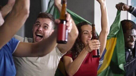 朋友们一边看电视比赛一边为巴西队加油