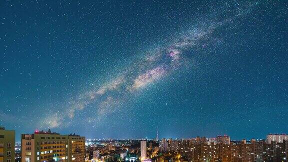 夜晚城市上空的星空时间流逝