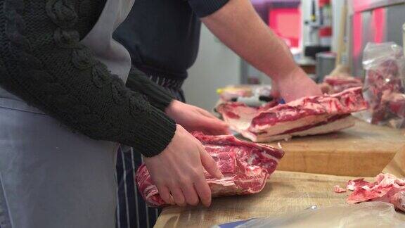 在传统的英国肉店的食物准备锯肉接头