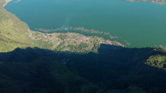 巴图尔火山口和湖与巴厘岛村庄鸟瞰图