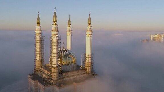 黎明时分喀山清真寺笼罩在薄雾之中