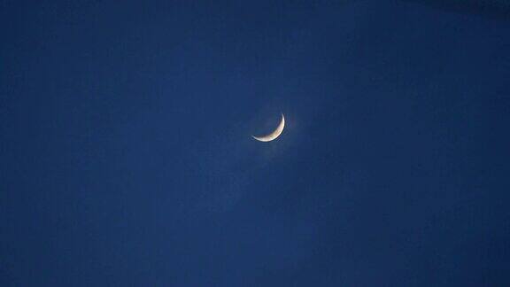 蓝天里的新月