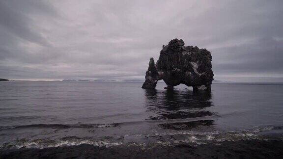 冰岛维瑟库尔岩石上的阴天