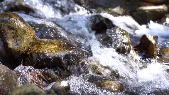 溪流中的岩石与流畅的水流特写