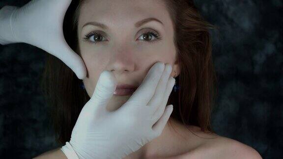 一个女人让医生为她的面部整形手术做准备的4k镜头