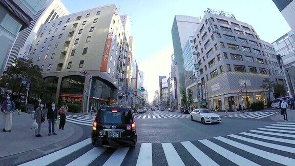 POV在城市里骑自行车黄昏时分骑自行车穿过银座日本东京交付服务行动相机拍摄