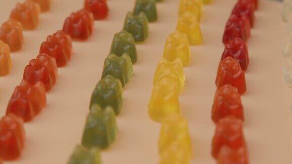 彩色的熊形软糖软糖各种软软的果冻哈瑞宝糖果旋转的特写宏视频