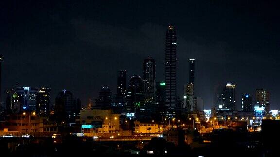 智能城市金融区和摩天大楼曼谷市中心地区夜间鸟瞰图泰国