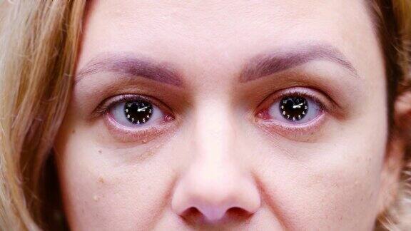 有钟面和移动的指针作为眼睛瞳孔的女人