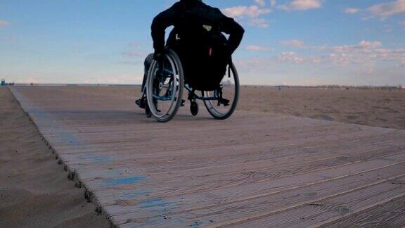 无障碍的海滩上的一个人在轮椅-股票视频