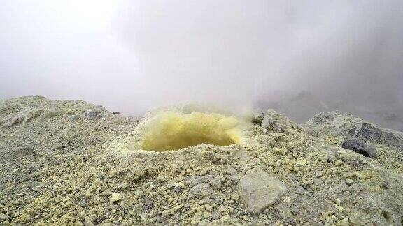 活火山火山口硫磺喷气孔中气体和蒸汽的喷发