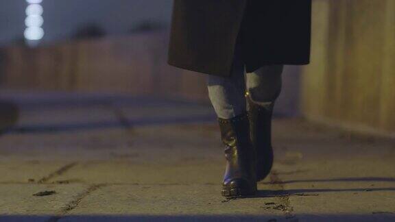 穿着黑色靴子的女人腿在路上