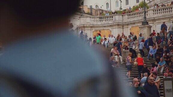 游客们聚集在罗马的西班牙台阶上