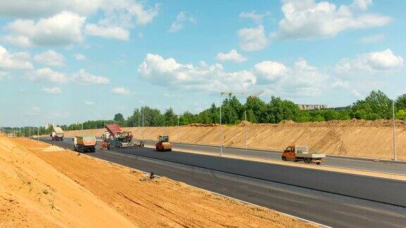 2016年6月2日立陶宛维尔纽斯公路上的沥青铺设工作