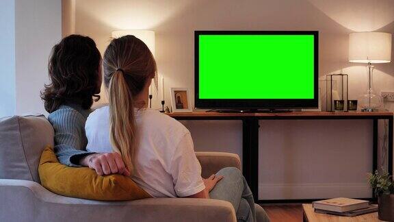 年轻夫妇看电视色键