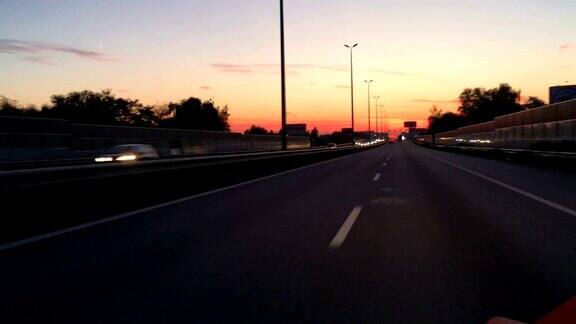 傍晚日落时高速公路上的快速移动
