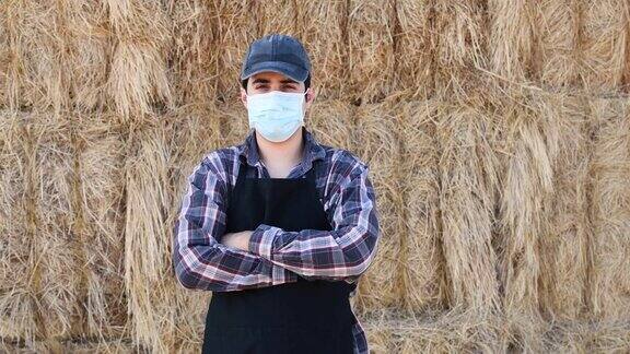 农民工人戴防护口罩预防Covid-19传染