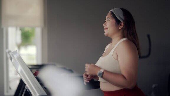 肥胖的女性在健身房跑步