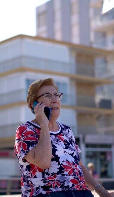 老年妇女讲电话板凳城市背景