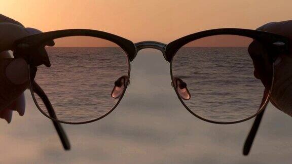 Cinemagraph-女人的手持有眼镜蓝色的海水背景