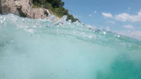 克罗地亚佩列沙茨母女俩从岩石上跳入阳光明媚的碧蓝海洋