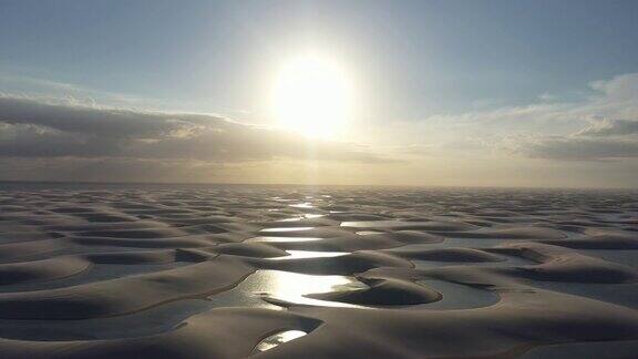 LencoisMaranhenses国家公园Maranhao巴西沙丘和雨水湖泊景观LencoisMaranhenses国家公园Maranhao巴西勒科伊斯·马拉亨斯的沙质山脉上的日落