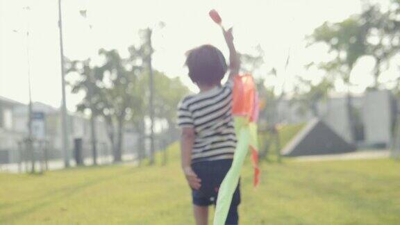 亚洲小男孩跑风筝自由概念夏季自然野外在阳光灿烂的一天