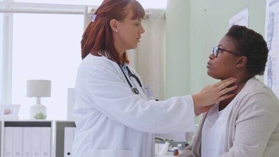 一段4k视频显示一名女医生在会诊期间检查一名女性的喉咙