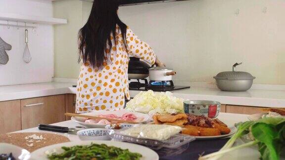 中国妇女在厨房准备新年食物