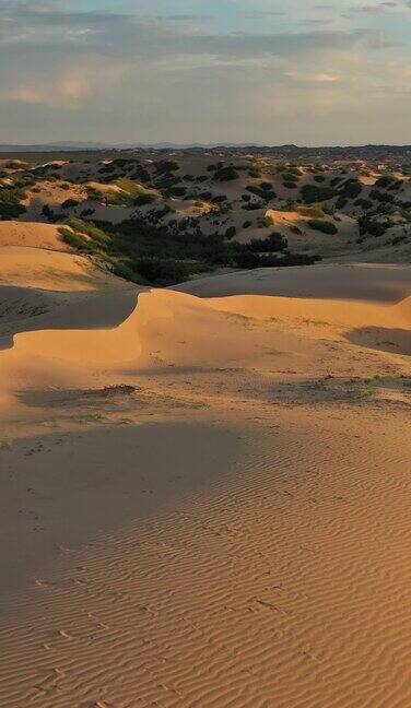 日出时沙丘的鸟瞰图