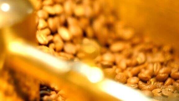 黄金研磨机里的咖啡豆近距离
