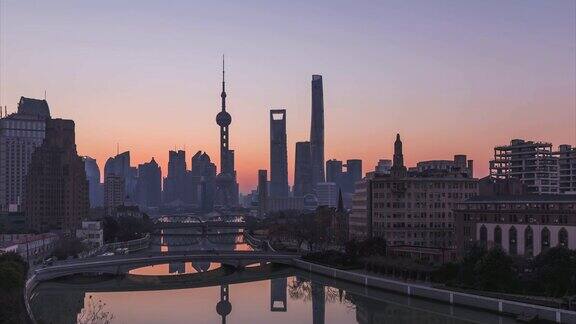 上海和城市景观在日出时的4K时间间隔(从夜晚到白天)