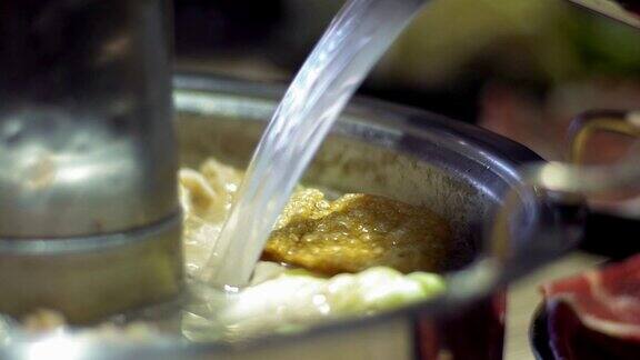 慢动作加汤到传统的北京火锅中国著名的食物