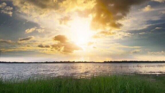 云朵飘动阳光照在湖面上