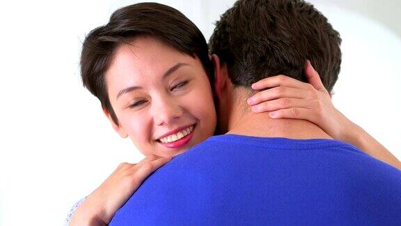 一个中国女人在她男朋友的怀抱里快乐