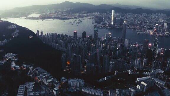 鸟瞰香港城市海洋九龙城和香港港口