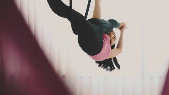 女人在空中的铁环上做体操