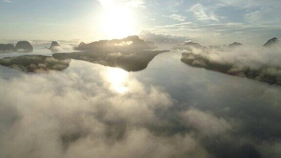 鸟瞰图无人机拍摄美丽的海洋对天空在早晨雾雾日出无人机飞过海洋高质量的镜头景观高角度视图动态鸟瞰图令人惊叹的自然景观