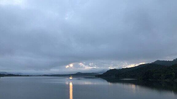 早晨的天空在河流和山脉薄雾和升起的太阳在泻湖时间流逝视频