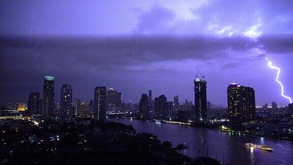 4K视频闪电与雷暴云夜间曼谷城市景观河岸泰国