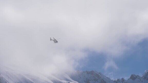 一架直升飞机飞过高山