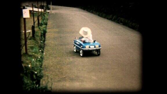 60年代的8毫米镜头男孩在玩玩具车