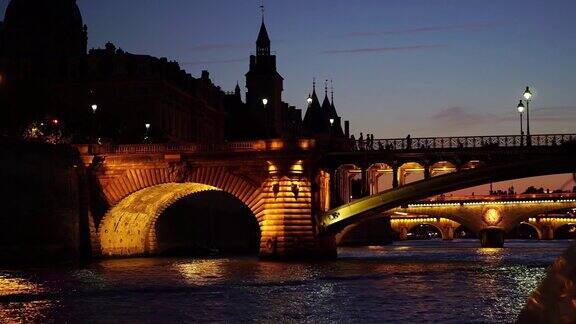 巴黎的夜晚塞纳河两岸灯火通明的桥梁
