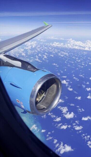 透过窗户看到飞机引擎
